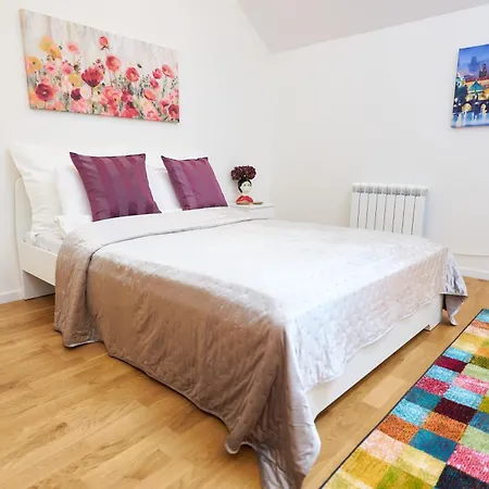 Apartment Center/ Location / Chic Modern Prague